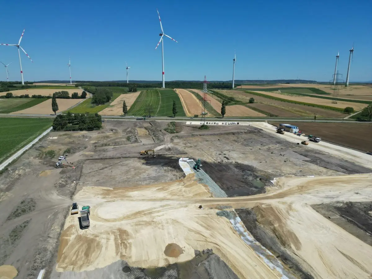 Luftaufnahme einer archäologischen Ausgrabung auf einem großflächigen Baufeld