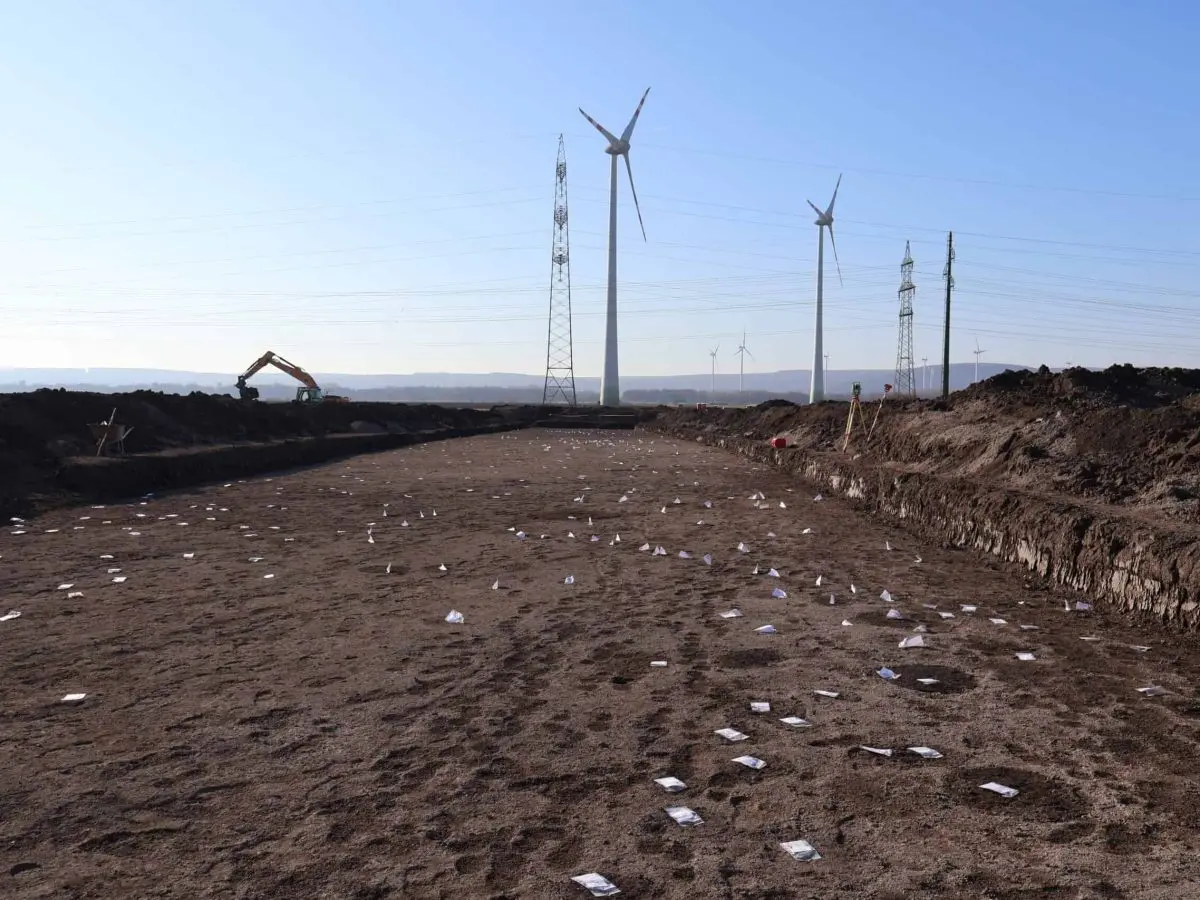 Archäologische Grabungsfläche mit Fundmarkierungen bei Windkraftanlagen
