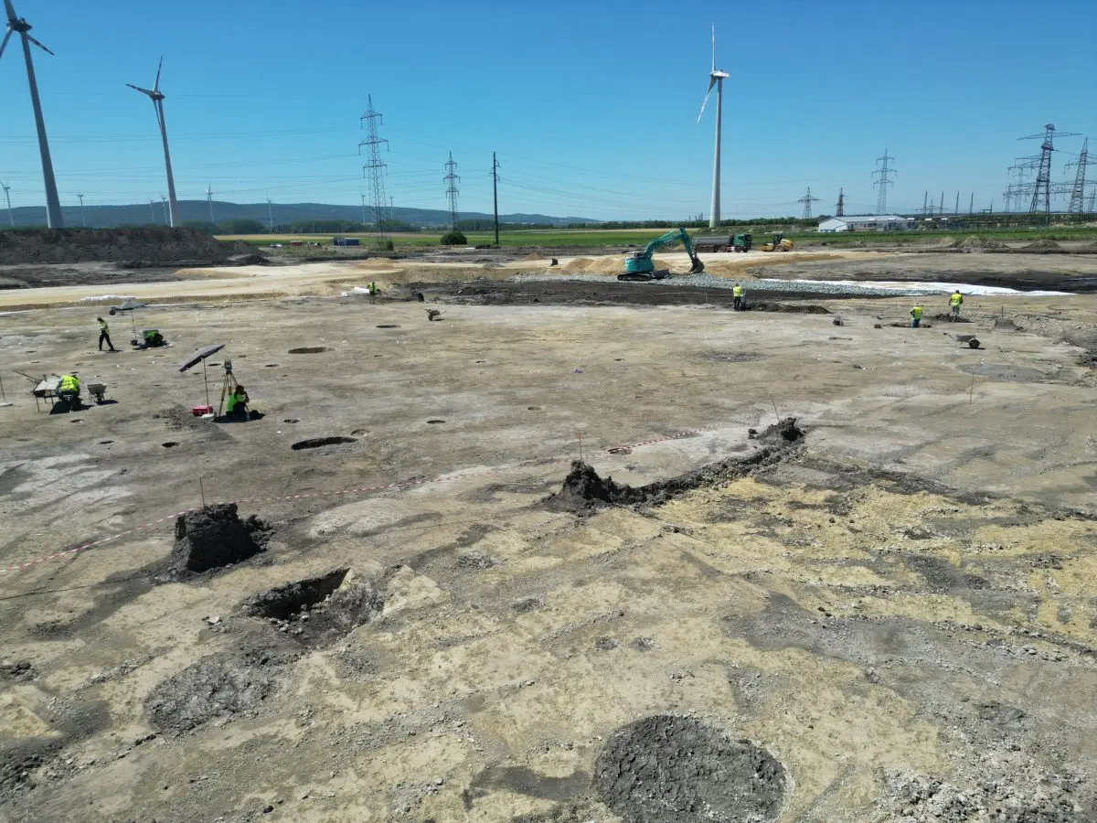 Archäologisches Grabungsteam bei der Dokumentation einer großflächigen Ausgrabung