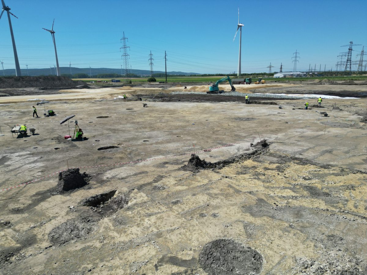 Archäologisches Grabungsteam bei der Dokumentation einer großflächigen Ausgrabung
