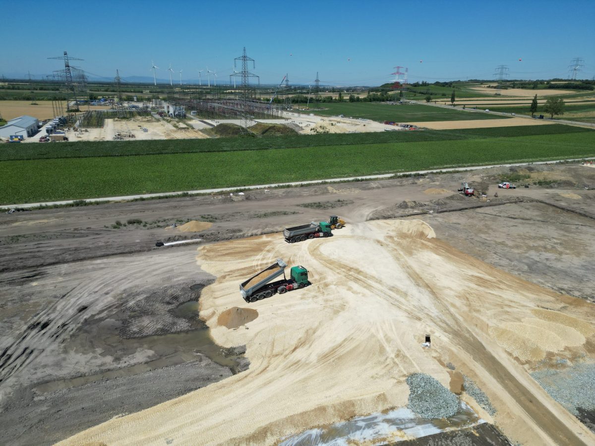 Luftaufnahme einer archäologischen Baubegleitung auf einer Großbaustelle