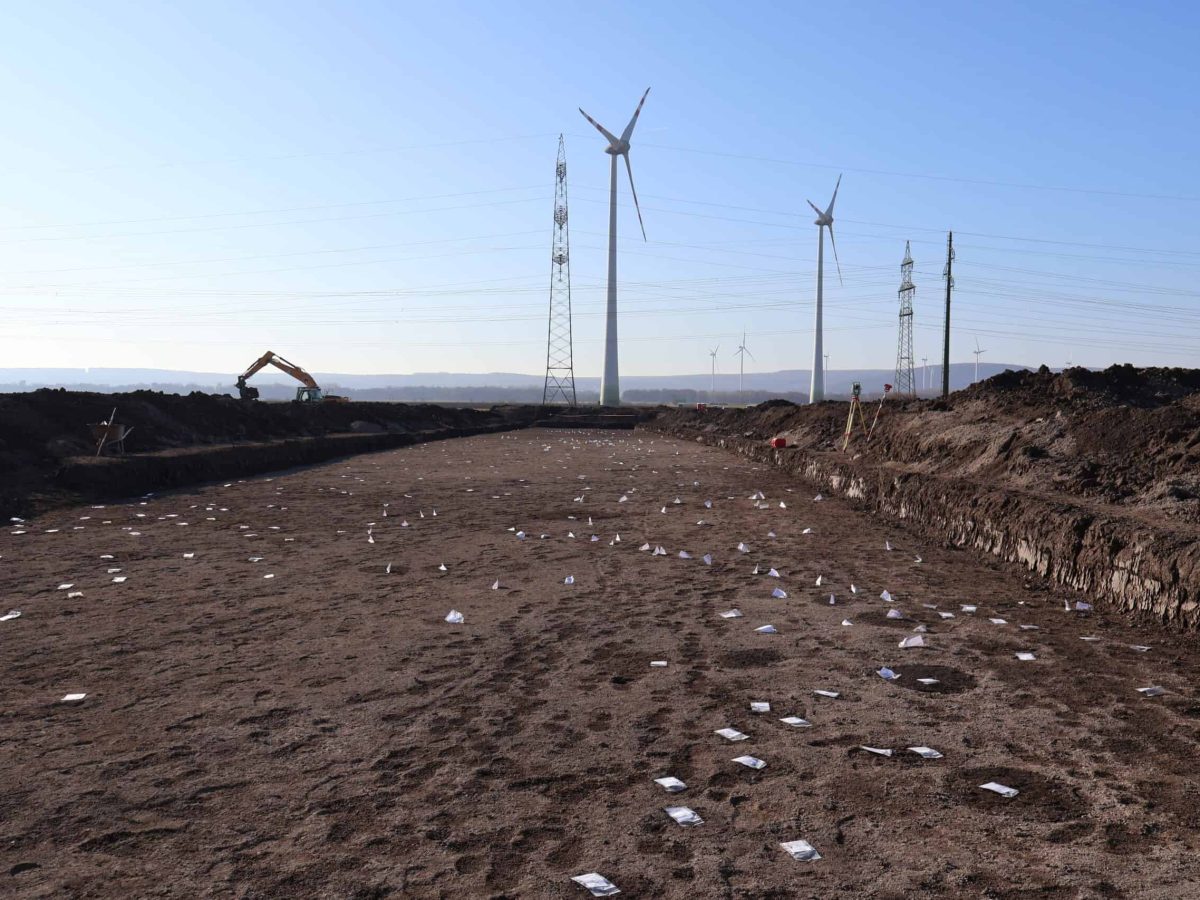 Archäologische Grabungsfläche mit Fundmarkierungen bei Windkraftanlagen